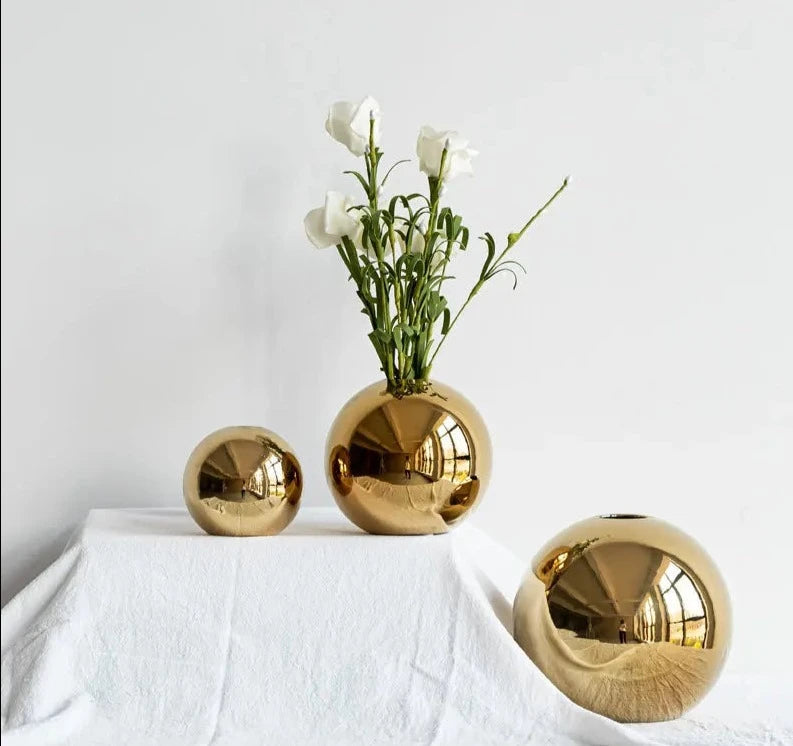 "Vaso de Cerâmica Dourado: Elegância e Sofisticação para sua Decoração! ✨🌼🏡"
